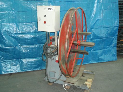 Vertical motorized decoiler